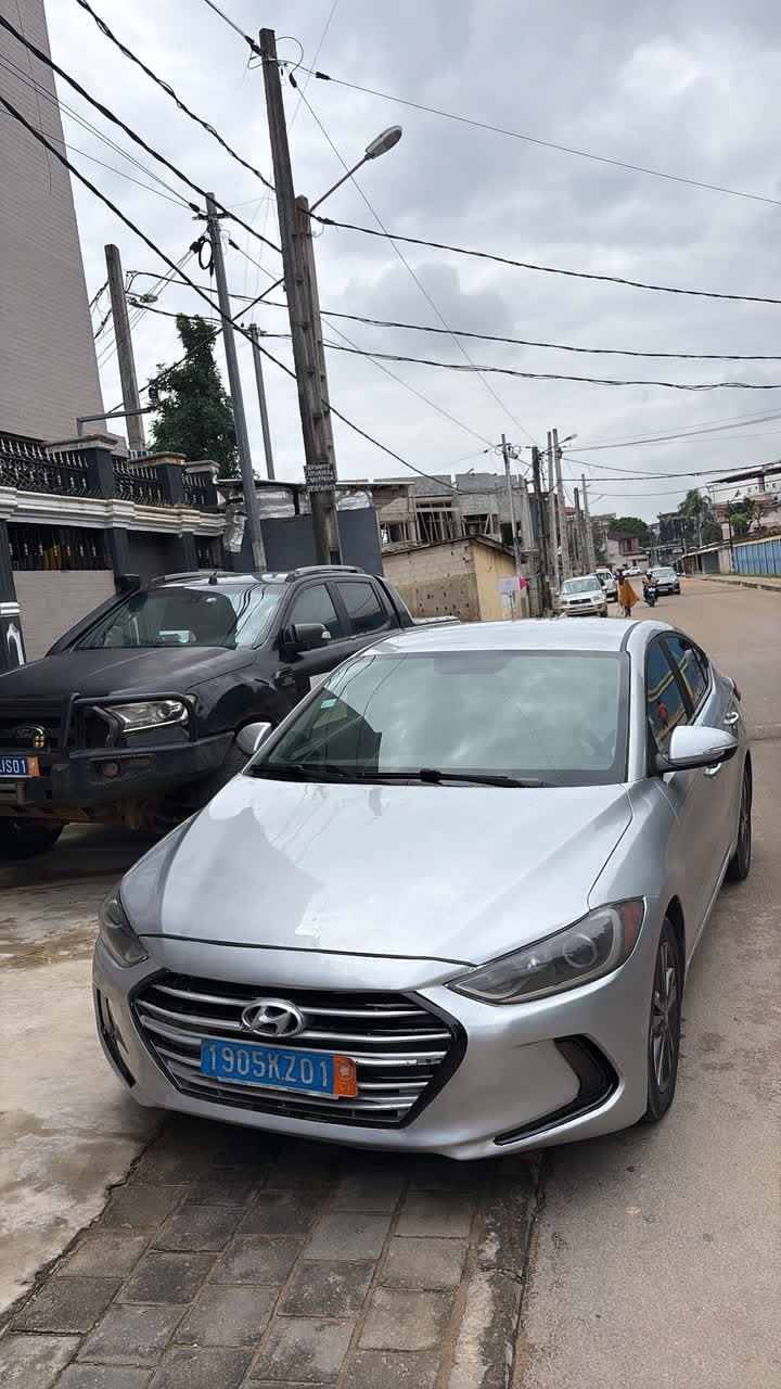 Elantra boîtes automatique moteur impeccable.