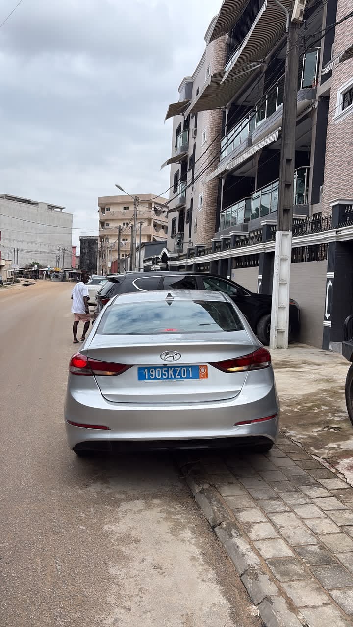 Elantra boîtes automatique moteur impeccable.